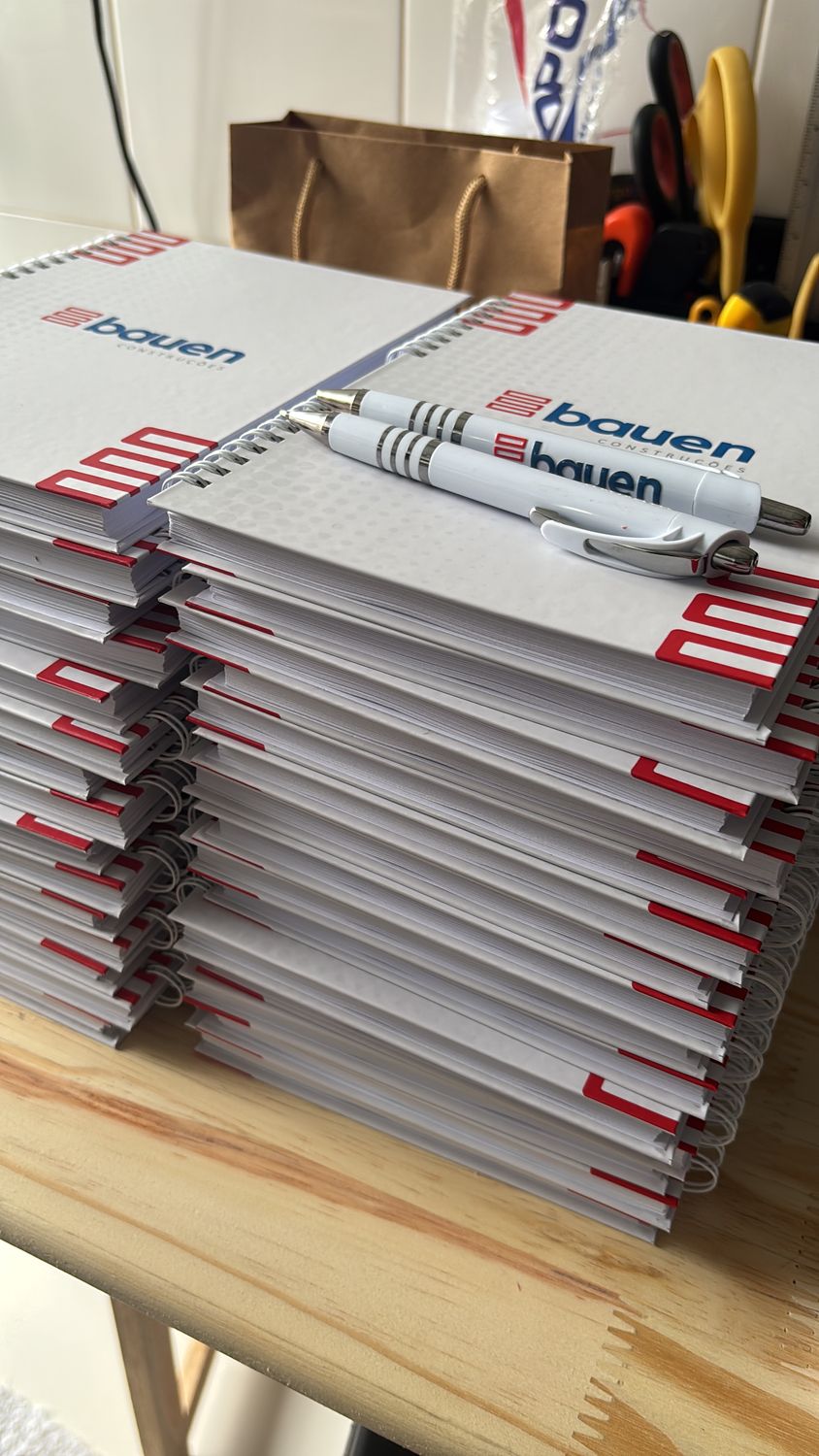 Pilha de apostilas com acabamento em espiral prontas para entrega, impressas pela Andreia Gráfica