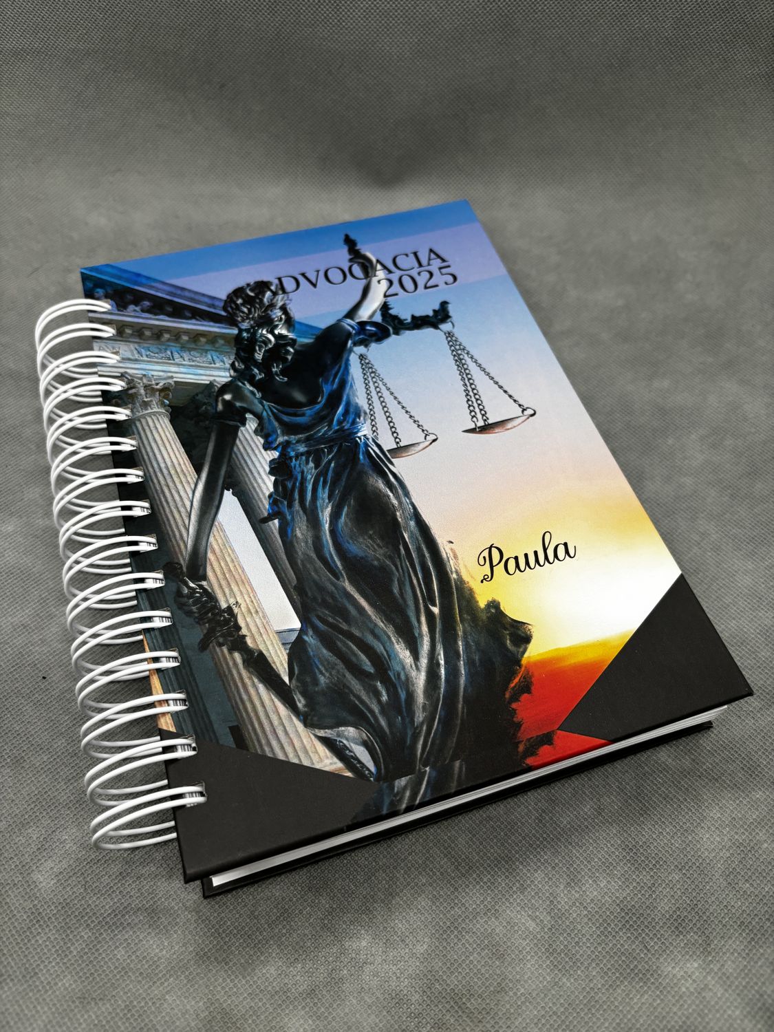 Apostila com capa colorida e acabamento em espiral, com impressão de 100% de cobertura