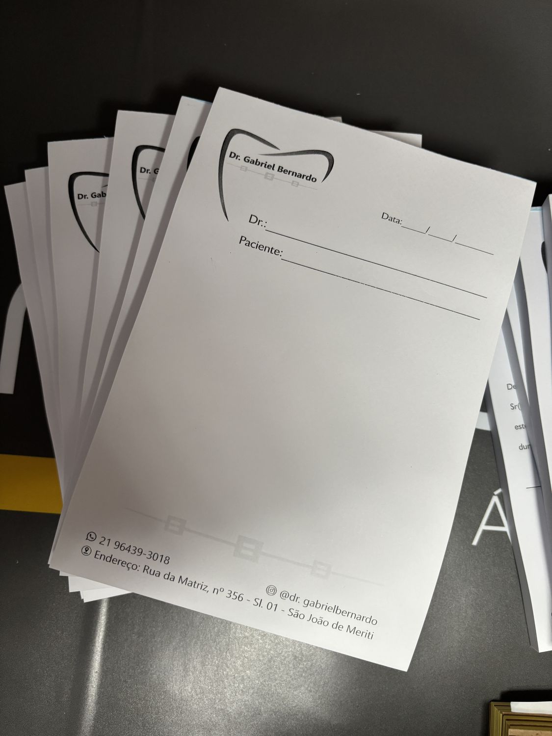 Folhas timbradas impressas em preto e branco para consultório odontológico